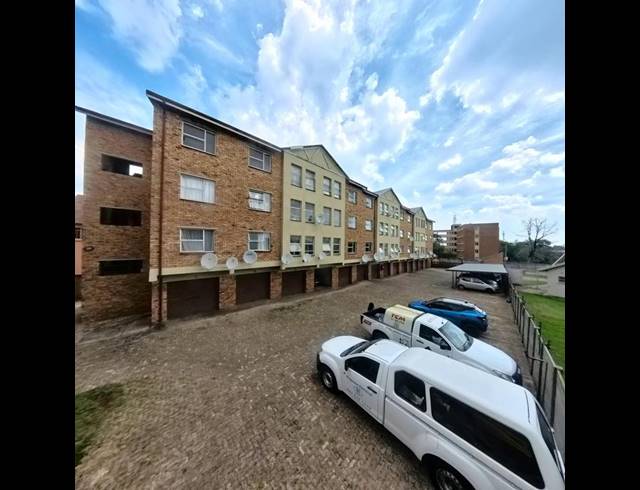2 BEDROOM APARTMENT FOR SALE IN KEMPTON PARK